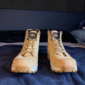 Men’s Nike Manoa boots Beige size 13